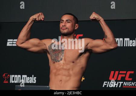 Las Vegas, Stati Uniti. 24th giugno 2022. LAS VEGAS, NV - 24 GIUGNO: Carlos Ulberg si pone sulla bilancia durante la UFC Vegas 57: Weigh-in a UFC Apex il 24 giugno 2022, a Las Vegas, Nevada, Stati Uniti. (Foto di Diego Ribas/PxImages) Credit: PX Images/Alamy Live News Foto Stock