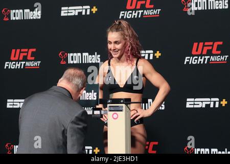 Las Vegas, Stati Uniti. 24th giugno 2022. LAS VEGAS, NV - 24 GIUGNO: Vanessa Demopoulos si pone sulla scala durante la UFC Vegas 57: Weigh-in a UFC Apex il 24 giugno 2022, a Las Vegas, Nevada, Stati Uniti. (Foto di Diego Ribas/PxImages) Credit: PX Images/Alamy Live News Foto Stock