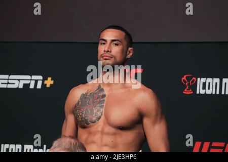 24 giugno 2022: LAS VEGAS, NV - 24 GIUGNO: Carlos Ulberg si pone sulla bilancia durante la UFC Vegas 57: Weigh-in a UFC Apex il 24 giugno 2022, a Las Vegas, Nevada, Stati Uniti. (Credit Image: © Diego Ribas/PX Imagens via ZUMA Press Wire) Foto Stock