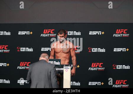 24 giugno 2022: LAS VEGAS, NV - 24 GIUGNO: Rodolfo Vieira si pone sulla bilancia durante la UFC Vegas 57: Weigh-in alla UFC Apex il 24 giugno 2022, a Las Vegas, Nevada, Stati Uniti. (Credit Image: © Diego Ribas/PX Imagens via ZUMA Press Wire) Foto Stock