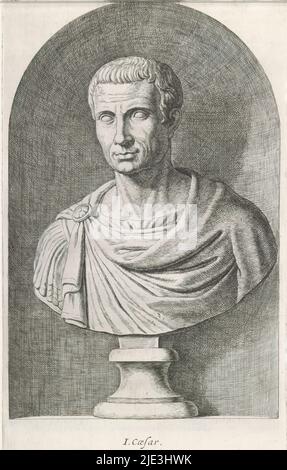 Busto di Giulio Cesare, J. Cesare (titolo sull'oggetto), busto classico di un uomo. La stampa fa parte di un album contenente una serie di stampe dopo sculture nella collezione di Gerard Reynst., tipografia: Hubert Quellinus, tipografia: Gerard de Lairesse, (rejected attribuzione), Anversa, 1646 - 1670, carta, incisione, altezza 325 mm x larghezza 195 mm Foto Stock