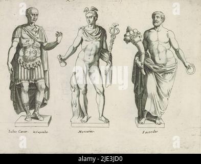 Sculture di Giulio Cesare, Mercurio e un sacerdote con un corno di abbondanza, sculture di antichità (titolo della serie), Capzioni in latino. Print fa parte di un album., print maker: anonymous, editore: Giovanni Battista de'Rossi, editore: Antonio Salamanca, (rejected attribuzione), print maker: Italia, editore: Roma, Editore: Roma, Vaticano, 1538 e/o 1641, carta, incisione, altezza 180 mm x larghezza 238 mm Foto Stock