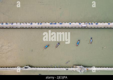 Vista aerea Top Down di piccolo ponte in mare con Yacht e long tail pesca barche parcheggio in marina trasporto e viaggio sfondo bellezza Foto Stock