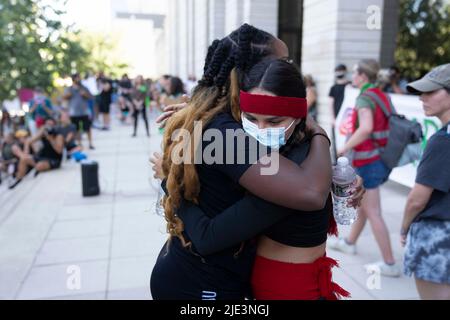 Austin Texas USA, giugno 24 2022: Due donne abbracciano centinaia di sostenitori della scelta al tribunale federale degli Stati Uniti e più tardi marzo al Campidoglio del Texas ad Austin protestando contro la decisione della Corte Suprema degli Stati Uniti che elimina la protezione costituzionale di 50 anni ai diritti di aborto. Il divieto era previsto in quanto un progetto di versione è stato trapelato dalla Corte il mese scorso. Credit: Bob Daemmrich/Alamy Live News Foto Stock