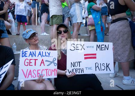 Austin Texas USA, giugno 24 2022: Due donne che hanno segno si uniscono a centinaia di altri sostenitori pro-scelta in un raduno al tribunale federale degli Stati Uniti e più tardi marzo al Campidoglio del Texas ad Austin protestando la decisione della Corte Suprema degli Stati Uniti che elimina la protezione costituzionale di 50 anni ai diritti di aborto. Il divieto era previsto in quanto un progetto di versione è stato trapelato dalla Corte il mese scorso. Credit: Bob Daemmrich/Alamy Live News Foto Stock