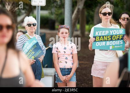 Fort Lauderdale, Florida, Stati Uniti. 24th giugno 2022. I manifestanti si riuniscono in reazione al rovesciamento della corte suprema Roe V. Wade, lasciando agli stati la questione della legalità dell'aborto. (Credit Image: © Orit ben-Ezzer/ZUMA Press Wire) Foto Stock