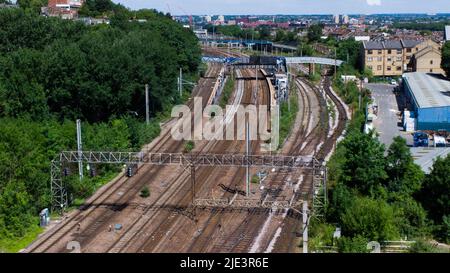 Londra, Regno Unito. 20th giugno 2022. Una vista aerea dei binari vuoti il primo giorno dello sciopero ferroviario. Più di 50.000 membri del sindacato RMT (Rail, Maritime and Transport) stanno colpendo nella più grande scacerrima per 30 anni di fila a seguito di una retribuzione insoddisfacente, di tagli governativi e di condizioni di lavoro. Credit: SOPA Images Limited/Alamy Live News Foto Stock