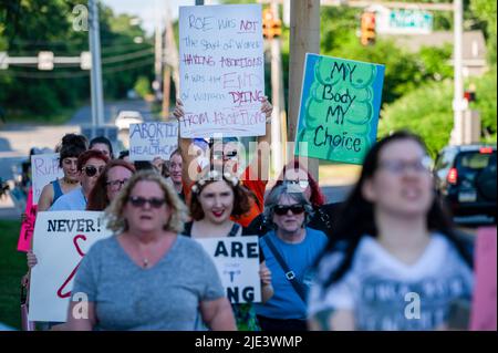 Wilkes barre, Stati Uniti. 24th giugno 2022. I manifestanti marciano tenendo cartelli fuori dal tribunale della contea di Luzerne dopo la sentenza delle corti supreme di rovesciare Roe V Wade durante la marcia di protesta. La Corte Suprema ha rovesciato Roe V. Wade che ha eliminato il diritto costituzionale all'aborto. I raduni sono scoppiati in tutto il paese a favore e contro la sentenza. (Foto di Aimee Dilger/ SOPA Images/Sipa USA) Credit: Sipa USA/Alamy Live News Foto Stock