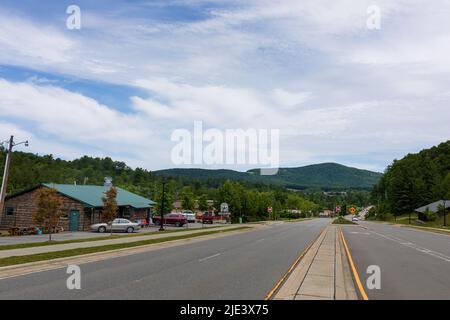 BLOWING ROCK, NC, USA-20 GIUGNO 2022: Vista panoramica della US 321 a Blowing Rock, che mostra Blue Ridge Mountains e le aziende locali. Foto Stock