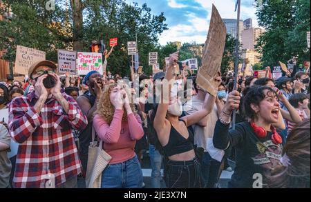 24 giugno 2022, Boston, Massachusetts, USA: I manifestanti dei diritti di aborto si radunano dopo che la Corte Suprema degli Stati Uniti ha governato nel caso di aborto Dobbs contro Womens Health Organization, rovesciando il punto di riferimento Roe contro Wade decisione di aborto a Boston Credit: Keiko Hiromi/AFLO/Alamy Live News Foto Stock