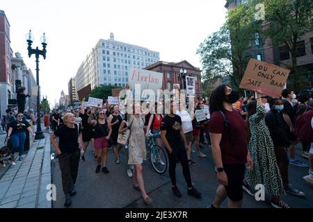 24 giugno 2022, Boston, Massachusetts, USA: I manifestanti dei diritti di aborto marzo dopo che la Corte Suprema degli Stati Uniti ha regolato nel caso di aborto di Dobbs contro Womens Health Organization, rovesciando la decisione di aborto di Roe contro Wade di Boston accreditamento: Keiko Hiromi/AFLO/Alamy Live News Foto Stock