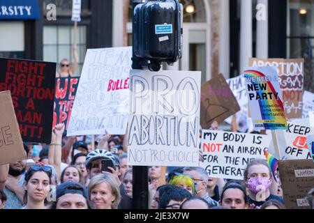 24 giugno 2022, Boston, Massachusetts, USA: I manifestanti dei diritti di aborto si radunano dopo che la Corte Suprema degli Stati Uniti ha governato nel caso di aborto Dobbs contro Womens Health Organization, rovesciando il punto di riferimento Roe contro Wade decisione di aborto a Boston Credit: Keiko Hiromi/AFLO/Alamy Live News Foto Stock