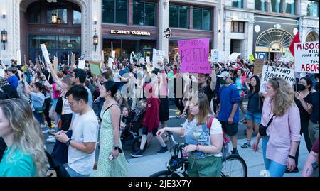 24 giugno 2022, Boston, Massachusetts, USA: I manifestanti dei diritti di aborto marzo dopo che la Corte Suprema degli Stati Uniti ha regolato nel caso di aborto di Dobbs contro Womens Health Organization, rovesciando la decisione di aborto di Roe contro Wade di Boston accreditamento: Keiko Hiromi/AFLO/Alamy Live News Foto Stock