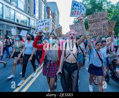 24 giugno 2022, Boston, Massachusetts, USA: I manifestanti dei diritti di aborto marzo dopo che la Corte Suprema degli Stati Uniti ha regolato nel caso di aborto di Dobbs contro Womens Health Organization, rovesciando la decisione di aborto di Roe contro Wade di Boston accreditamento: Keiko Hiromi/AFLO/Alamy Live News Foto Stock