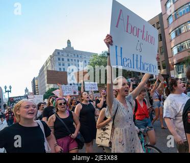 24 giugno 2022, Boston, Massachusetts, USA: I manifestanti dei diritti di aborto marzo dopo che la Corte Suprema degli Stati Uniti ha regolato nel caso di aborto di Dobbs contro Womens Health Organization, rovesciando la decisione di aborto di Roe contro Wade di Boston accreditamento: Keiko Hiromi/AFLO/Alamy Live News Foto Stock