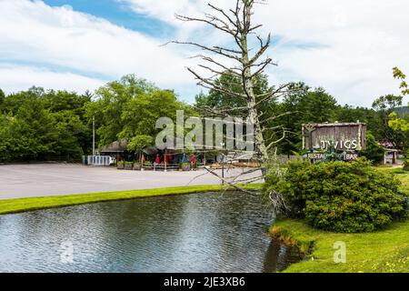 BLOWING ROCK, NC, USA-20 GIUGNO 2022: Twigs Restaurant and Bar sulla US 321. Foto Stock