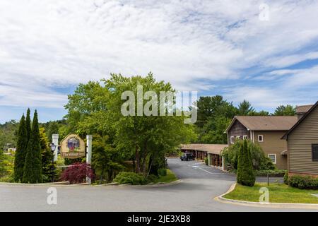 BLOWING ROCK, NC, USA-20 GIUGNO 2022: The Village Inns of Blowing Rock sulla US 321. Foto Stock