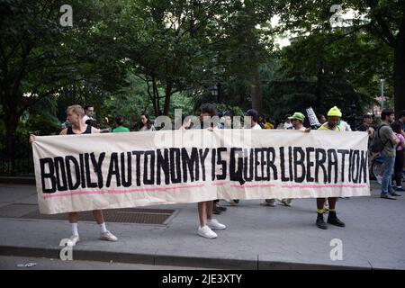 New York, New York, Stati Uniti. 24th giugno 2022. 14 giugno 2022: New York, USA: Migliaia di newyorkesi protestano spontaneamente a Washington Square Park per i diritti di aborto dopo che la Corte Suprema degli Stati Uniti ha rovesciato Row contro Wade in una decisione del 6-3 che permette agli stati di rendere l'aborto illegale in Dobbs contro Jackson Women's Health Organization. (Credit Image: © Taidgh Barron/ZUMA Press Wire) Foto Stock