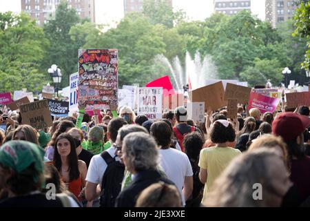 New York, New York, Stati Uniti. 24th giugno 2022. 14 giugno 2022: New York, USA: Migliaia di newyorkesi protestano spontaneamente a Washington Square Park per i diritti di aborto dopo che la Corte Suprema degli Stati Uniti ha rovesciato Row contro Wade in una decisione del 6-3 che permette agli stati di rendere l'aborto illegale in Dobbs contro Jackson Women's Health Organization. (Credit Image: © Taidgh Barron/ZUMA Press Wire) Foto Stock