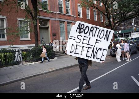 New York, New York, Stati Uniti. 24th giugno 2022. 14 giugno 2022: New York, USA: Migliaia di newyorkesi protestano spontaneamente a Washington Square Park per i diritti di aborto dopo che la Corte Suprema degli Stati Uniti ha rovesciato Row contro Wade in una decisione del 6-3 che permette agli stati di rendere l'aborto illegale in Dobbs contro Jackson Women's Health Organization. (Credit Image: © Taidgh Barron/ZUMA Press Wire) Foto Stock