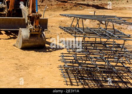 Cantiere con rinforzo in acciaio per fondazioni in cemento armato Foto Stock