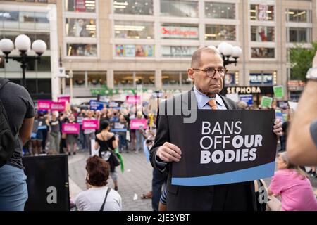 New York, New York, Stati Uniti. 24th giugno 2022. 14 giugno 2022: New York, USA: Presidente democratico del Comitato giudiziario della Camera JERROLD NADLER (D-NY) si unisce ai suoi colleghi newyorkesi protestando spontaneamente a Union Square per i diritti di aborto dopo che la Corte Suprema degli Stati Uniti ha rovesciato Row contro Wade in una decisione del 6-3 che permette agli stati di rendere l'aborto illegale in Doobbs vs Jackson Women's Health Organization. (Credit Image: © Taidgh Barron/ZUMA Press Wire) Foto Stock