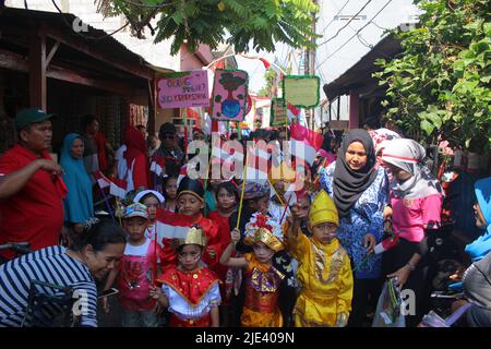 Giacarta, Indonesia - 08 18 2019: Una sfilata che mostra i bambini vestiti in tradizionale indonesiano durante la celebrazione dell'Indep 73rd dell'Indonesia Foto Stock