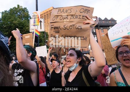 24 giugno 2022, Boston, Massachusetts, USA: I manifestanti dei diritti di aborto si radunano dopo che la Corte Suprema degli Stati Uniti ha governato nel caso di aborto Dobbs contro Womens Health Organization, rovesciando il punto di riferimento Roe contro Wade decisione di aborto a Boston Credit: Keiko Hiromi/AFLO/Alamy Live News Foto Stock