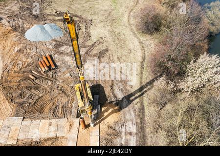 potente carro di perforazione idraulico in cantiere. attrezzature per costruzioni pesanti per lavori di costruzione di fondazioni. Foto Stock