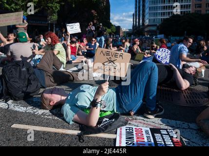 24 giugno 2022, Boston, ma, USA: Diverse migliaia di manifestanti pro-aborto provenienti da diversi gruppi marciarono attraverso il Massachusetts centrale di Boston dopo che la Corte Suprema degli Stati Uniti tolse il diritto costituzionale di aborto alle donne americane. La foto mostra diverse centinaia di persone che si trovano a bloccare Charles Street durante la protesta del venerdì. Grandi dimostrazioni pro-aborto in reazione alla decisione della Corte Suprema del venerdì mattina ha avuto luogo nelle città principali attraverso il credito degli Stati Uniti: Chuck Nacke/Alamy Live News Foto Stock