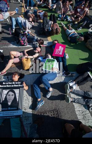 24 giugno 2022, Boston, ma, USA: Diverse migliaia di manifestanti pro-aborto provenienti da diversi gruppi marciarono attraverso il Massachusetts centrale di Boston dopo che la Corte Suprema degli Stati Uniti tolse il diritto costituzionale di aborto alle donne americane. La foto mostra diverse centinaia di persone che si trovano a bloccare Charles Street durante la protesta del venerdì. Grandi dimostrazioni pro-aborto in reazione alla decisione della Corte Suprema del venerdì mattina ha avuto luogo nelle città principali attraverso il credito degli Stati Uniti: Chuck Nacke/Alamy Live News Foto Stock