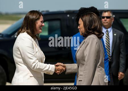 Aurora, Ilinois. 24th giugno 2022. Il vicepresidente degli Stati Uniti Kamala Harris scuote le mani con il sindaco di Sugar Grove Jennifer Konen all'aeroporto municipale di Aurora venerdì 24 giugno 2022 ad Aurora, Ilinois. Credit: Christopher Dilts/ Pool via CNP/dpa/Alamy Live News Foto Stock