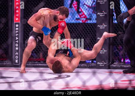 Uncasville, CT, Uncasville, CT, USA. 24th giugno 2022. Uncasville, CT - GIUGNO 24: Alexander Shabily vince tramite 2nd round TKO al Bellator 282 il 24 Giugno 2022 al Mohegan Sun Casino di Uncasville, CT, Stati Uniti. (Credit Image: © Matt Davies/PX Imagens via ZUMA Press Wire) Credit: ZUMA Press, Inc./Alamy Live News Foto Stock