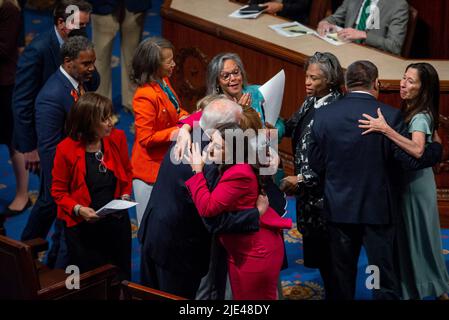 Washington DC, Stati Uniti. 24th giugno 2022. I membri del Congresso abbracciano il pavimento della Camera a seguito del voto per la legge bipartisan Safer Communities Act al Campidoglio degli Stati Uniti a Washington, DC, USA il 24 giugno 2022. Il disegno di legge è stato approvato con un voto di 234-193, e ora va al Presidente Biden per la sua firma. Photo by Rod Lammey/CNP/ABACAPRESS.COM Credit: Abaca Press/Alamy Live News Foto Stock
