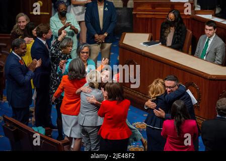 Washington DC, Stati Uniti. 24th giugno 2022. I membri del Congresso abbracciano il pavimento della Camera a seguito del voto per la legge bipartisan Safer Communities Act al Campidoglio degli Stati Uniti a Washington, DC, USA il 24 giugno 2022. Il disegno di legge è stato approvato con un voto di 234-193, e ora va al Presidente Biden per la sua firma. Photo by Rod Lammey/CNP/ABACAPRESS.COM Credit: Abaca Press/Alamy Live News Foto Stock