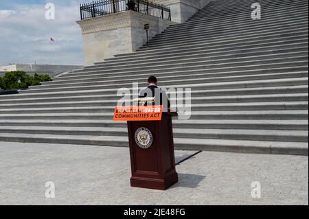 Washington DC, Stati Uniti. 24th giugno 2022. Il leggio è stato istituito per un raduno riguardante il voto sul Bipartisan Safer Communities Act, presso il Campidoglio degli Stati Uniti a Washington, DC, USA il 24 giugno 2022. Il disegno di legge è stato approvato con un voto di 234-193, e ora va al Presidente Biden per la sua firma in legge. Photo by Rod Lammey/CNP/ABACAPRESS.COM Credit: Abaca Press/Alamy Live News Foto Stock