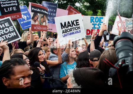 Washington DC, Stati Uniti. 24th giugno 2022. La gente reagisce alla decisione della Corte Suprema degli Stati Uniti su Dobbs contro Jackson Women’s Health Organization, al di fuori della Corte Suprema di Washington, DC, USA, il 24 giugno 2022. La sentenza della Corte Suprema a Dobbs v. Jackson Women's Health Organization spiana la strada per gli stati di ridisegnare la legge sull'aborto negli Stati Uniti, quasi 50 anni dopo che la Corte ha sancito i diritti di aborto a livello federale nella decisione Roe v. Wade. Credit: Abaca Press/Alamy Live News Foto Stock