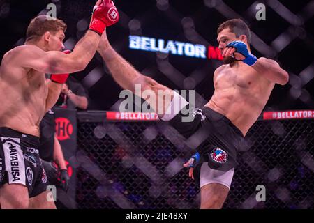 Uncasville, CT, Uncasville, CT, USA. 24th giugno 2022. Uncasville, CT - GIUGNO 24: Alexander Shabily vince tramite 2nd round TKO al Bellator 282 il 24 Giugno 2022 al Mohegan Sun Casino di Uncasville, CT, Stati Uniti. (Credit Image: © Matt Davies/PX Imagens via ZUMA Press Wire) Credit: ZUMA Press, Inc./Alamy Live News Foto Stock