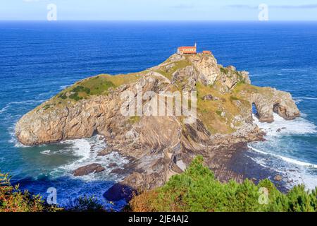 Scogliere della Spagna settentrionale dove si trova l'eremo di San Juan de Gaztelugatxe Foto Stock