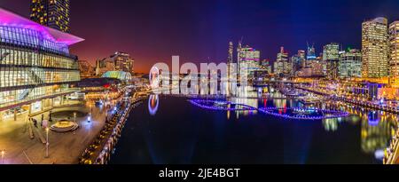 Panorama di Darling Habour Cockle Bay nella città di Sydney al tramonto durante il Vivid Sydney Light show vestival. Foto Stock