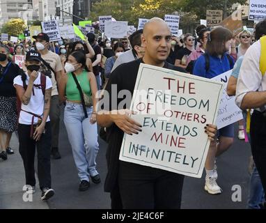 Los Angeles, Stati Uniti. 25th giugno 2022. I sostenitori di Pro-Choice prendono parte a una protesta mentre marciano verso City Hall dopo che la Corte Suprema degli Stati Uniti ha rovesciato Roe contro Wade, ponendo fine alla protezione federale contro l'aborto e facendo della regolamentazione dell'aborto una questione decisa dai singoli stati alla Corte Suprema degli Stati Uniti, a Los Angeles venerdì 24 giugno 2022. Foto di Jim Ruymen/UPI Credit: UPI/Alamy Live News Foto Stock