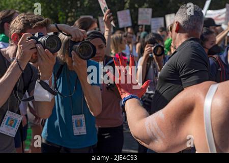 New York, Stati Uniti. 24th giugno 2022. CITTÀ DI NEW YORK - 24 GIUGNO: Una donna tiene la mano dipinta di rosso simboleggiando il sangue mentre la gente si riunisce a Union Square per protestare contro la decisione della Corte Suprema nel caso Dobbs contro Jackson Women's Health il 24 giugno 2022 nel distretto di Manhattan di New York City. La decisione della Corte nel caso Dobbs contro Jackson Women's Health capovolge la storica causa Roe contro Wade di 50 anni, eliminando un diritto federale all'aborto. Credit: Ron Adar/Alamy Live News Foto Stock