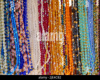 Corde di gioielli perle che vendono nel mercato del negozio di strada. Oreficeria artificiale corda di perle Foto Stock