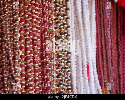 Corde di gioielli perle che vendono nel mercato del negozio di strada. Oreficeria artificiale corda di perle Foto Stock