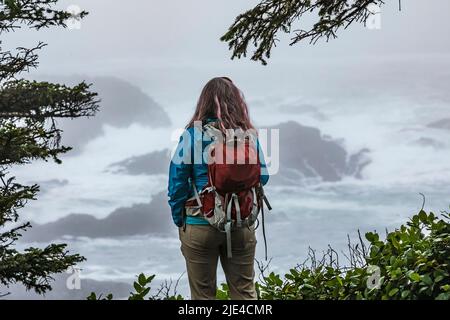 Una donna fuori giornata escursioni sul Wild Pacific Trail di Vancouver Island vicino Ucluelet, BC, Canada. Foto Stock