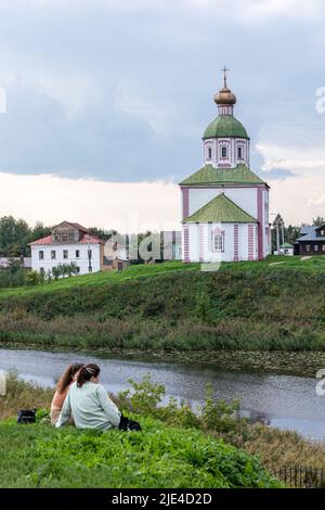 La Chiesa di Elia il Profeta fu costruita nel 1744 e si trova nella curva del Fiume Kamenka, di fronte al Cremlino di Suzdal. Concetto di religione Foto Stock