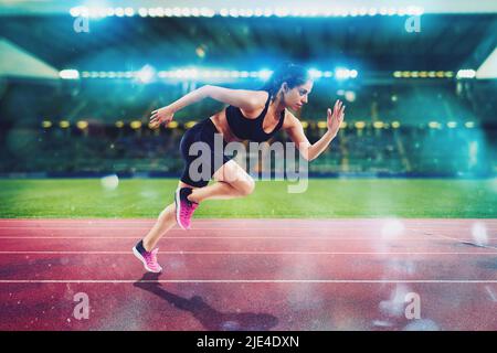 La donna atletica corre in uno stadio sportivo Foto Stock