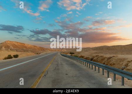 Bella strada al tramonto nel deserto di Negev Israele Foto Stock