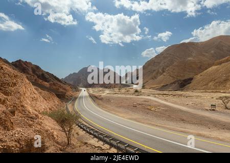 Bella strada al tramonto nel deserto di Negev Israele Foto Stock