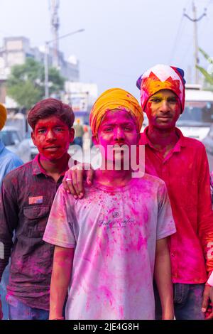 Anandpur Sahib, Punjab, India - Marzo 2022: Ritratto di sikh maschio (Nihang Sardar) durante la celebrazione di Hola Mohalla ad Anandpur Sahib durante holi Foto Stock